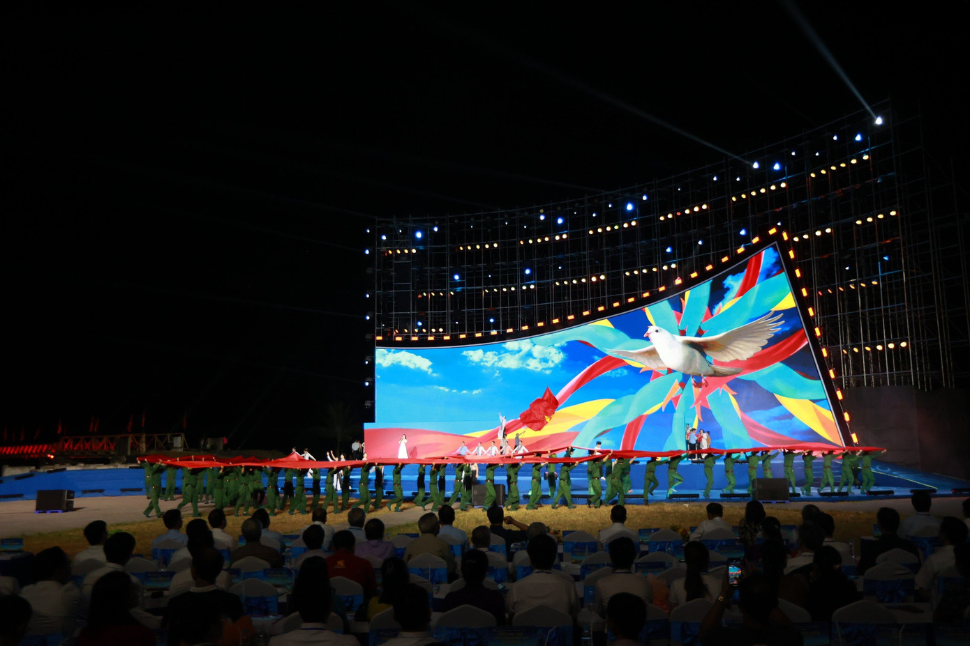 Đêm khai mạc lễ hội có chương trình nghệ thuật đặc biệt với chủ đề "Gắn kết những nhịp cầu”. Đêm khai mạc lễ hội có chương trình nghệ thuật đặc biệt với chủ đề "Gắn kết những nhịp cầu”.