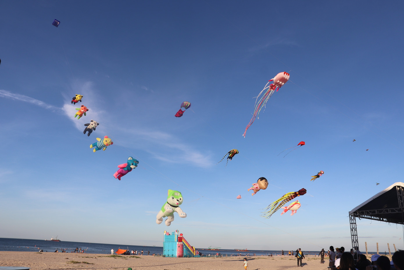 Những cánh diều nhiều màu sắc bay lượn trên bầu trời Cửa Việt. Những cánh diều nhiều màu sắc bay lượn trên bầu trời Cửa Việt.