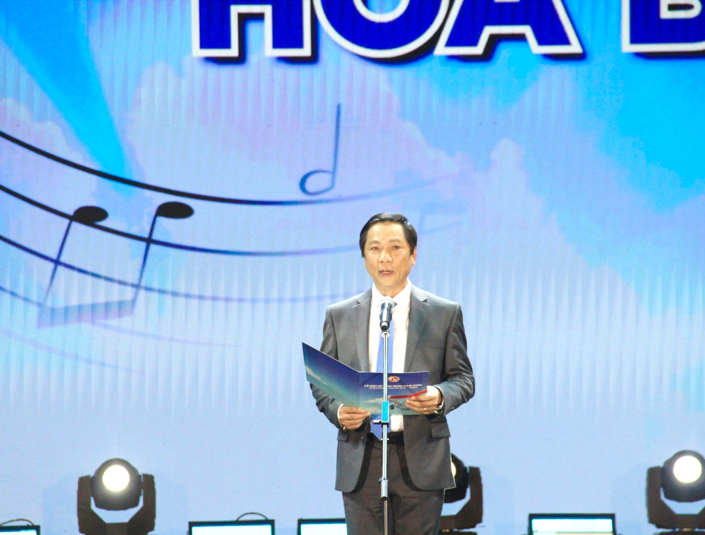 Phó Chủ tịch UBND tỉnh Quảng Trị, Trưởng Ban tổ chức Lễ hội Vì Hòa bình năm 2024 Hoàng Nam phát biểu tại Đêm nhạc Trịnh Công Sơn với chủ đề “Khúc ca Hòa bình”. Ảnh: Minh Đức