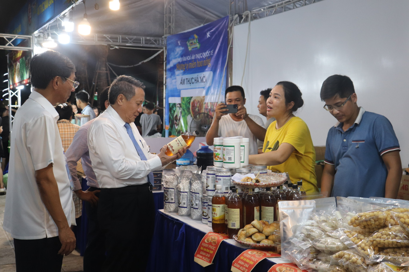 Tham quan một số gian hàng tại Lễ hội Văn hóa - Ẩm thực quốc tế “Hương vị miền hoa nắng”. Tham quan một số gian hàng tại Lễ hội Văn hóa - Ẩm thực quốc tế “Hương vị miền hoa nắng”.