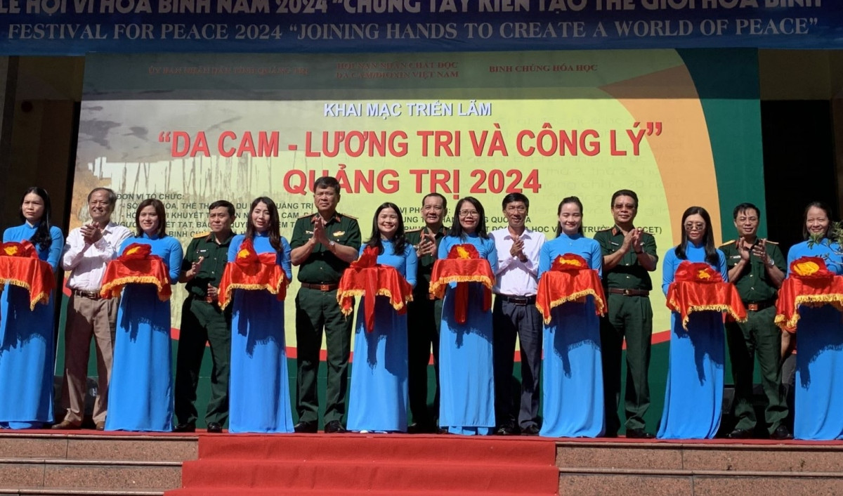 Cắt băng khai mạc Triển lãm "Da cam - Lương tri và Công lý".