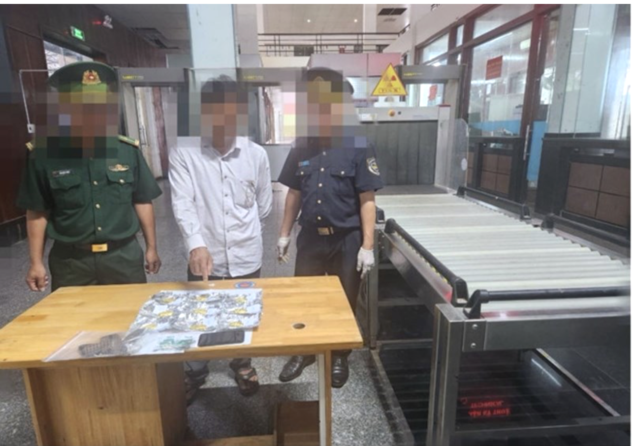 Ông Phạm Đình Hoàng (giữa) cùng tang vật vụ án. Ảnh: HQQT