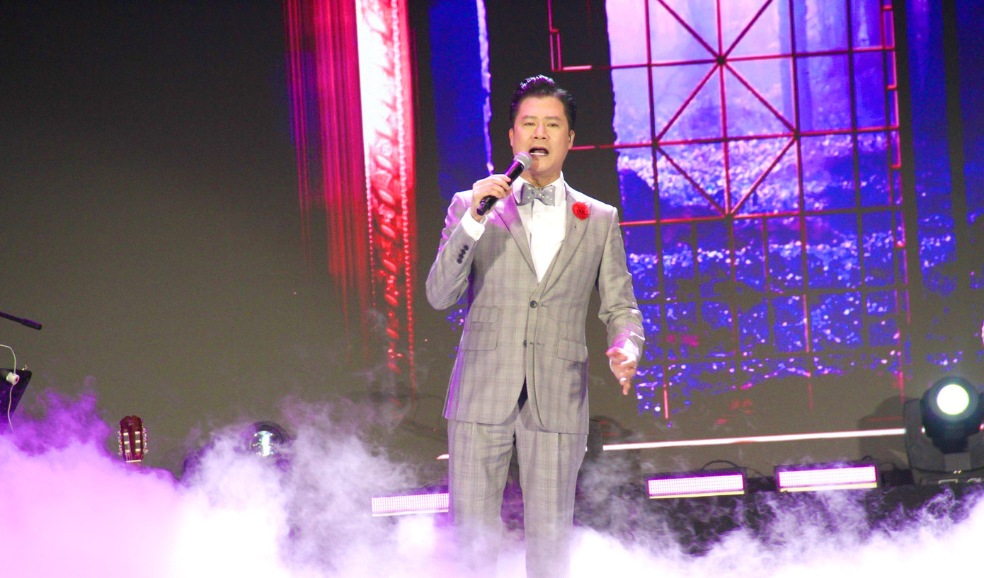 Ca sĩ Quang Dũng thể hiện ca khúc Diễm Xưa của nhạc sĩ Trịnh Công Sơn. Ảnh: Minh Đức