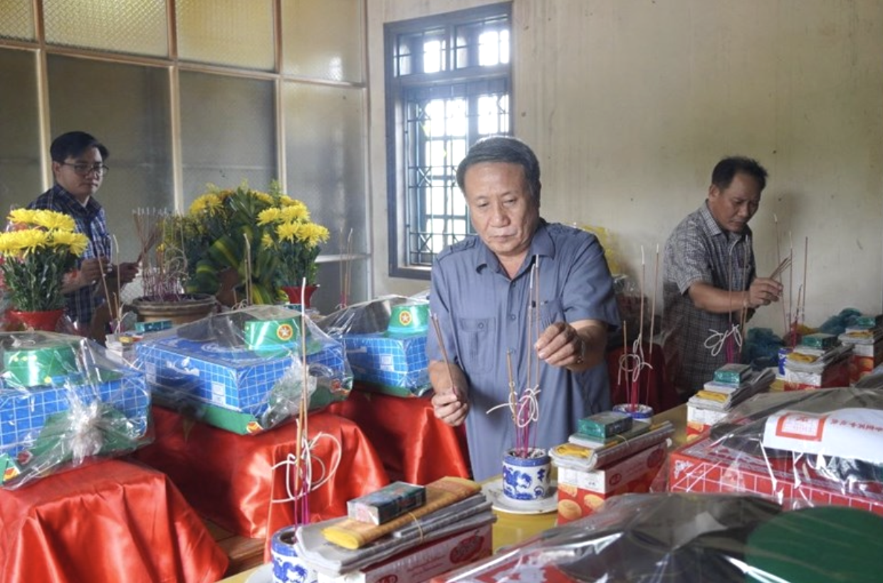 Phó Chủ tịch Thường trực UBND tỉnh Quảng Trị Hà Sỹ Đồng dâng hương, viếng anh linh các liệt sĩ. Ảnh: T. Nhất