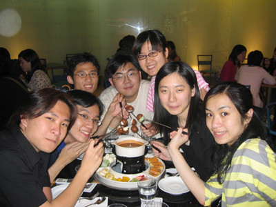 Một nhóm bạn vui chung bên nồi lẩu chocolate