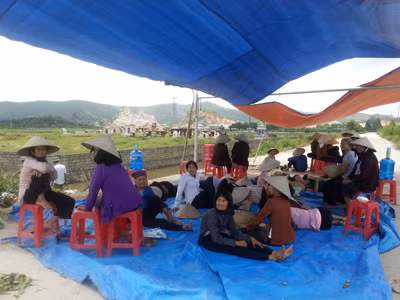 Dân thôn Châu Xá lập chốt phong tỏa nhà máy hóa chất gây ô nhiễm