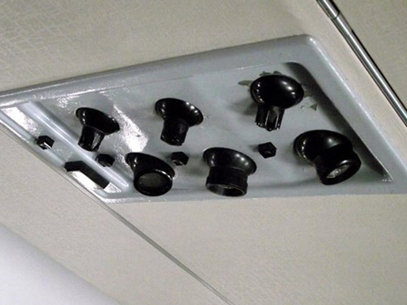 Hệ thống điều hòa và đèn chiếu sáng cho ghế hành khách không hiện đại nhưng có vẻ sạch sẽ.