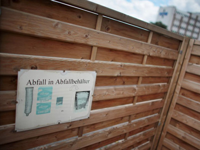 “Phòng làm việc” của một số gái mại dâm chỉ là mấy tấm gỗ quây ở khu đỗ xe, nơi họ phục vụ khách “tàu nhanh” với giá rẻ mạt 10 euro. Ảnh: DPA Hà Lan đối phó mại dâm. “Phòng làm việc” của một số gái mại dâm chỉ là mấy tấm gỗ quây ở khu đỗ xe, nơi họ phục vụ khách “tàu nhanh” với giá rẻ mạt 10 euro. Ảnh: DPA Hà Lan đối phó mại dâm