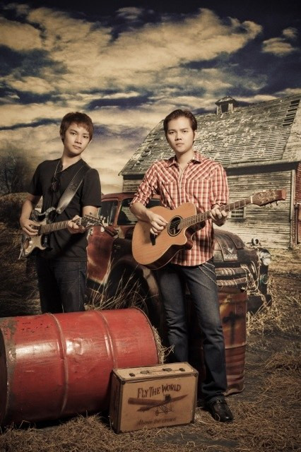 Hai con trai của Bảo Yến - Quốc Dũng xuất hiện trong đêm "Thư tình cuối mùa thu" của mẹ tại phòng trà Nam Quang TP HCM, tối 29/11. Hai con trai của Bảo Yến - Quốc Dũng xuất hiện trong đêm