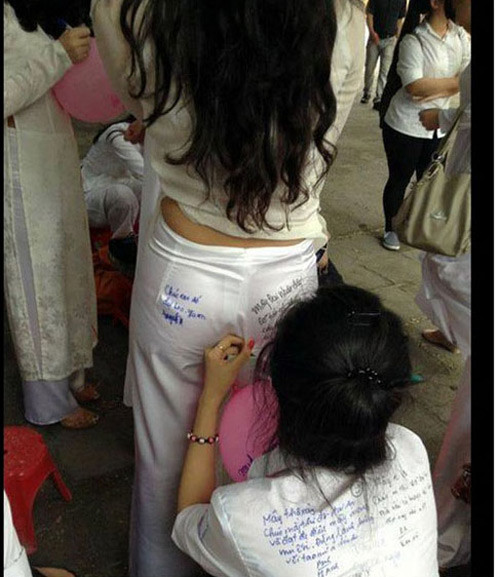 Nét đẹp viết lưu bút ngày ra trường cũng bị làm xấu