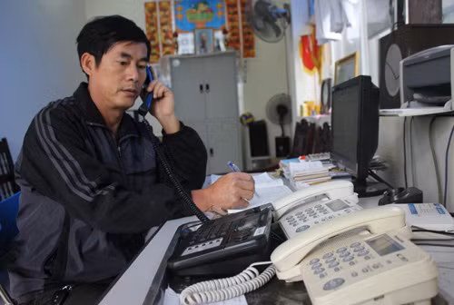 Ông Nguyễn Trung Thông tại phòng trực tổng đài đội vận chuyển cấp cứu. Ảnh:Hải Bình. dang-sau-tieng-coi-cap-cuu-115