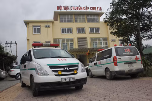 Đội vận chuyển cấp cứu 115 Nghệ An. Ảnh:Hải Bình. dang-sau-tieng-coi-cap-cuu-115-2