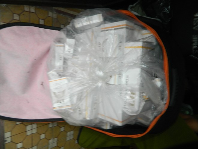 Số hàng gồm 654 đồng hồ đeo tay, trên 3.000 gói thuốc Zet, rượu Chivas 21 không giấy tờ, nguồn gốc