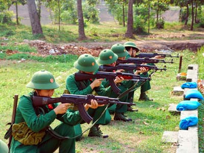 Các nữ tân binh luyện tập bắn súng AK