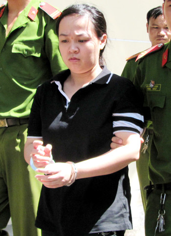 Bị cáo Duyên bị dẫn giải sau phiên xử