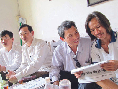 Những đồng đội bên anh Đức sau khi báo Tiền Phong đăng bài. Ảnh : Nam Cường