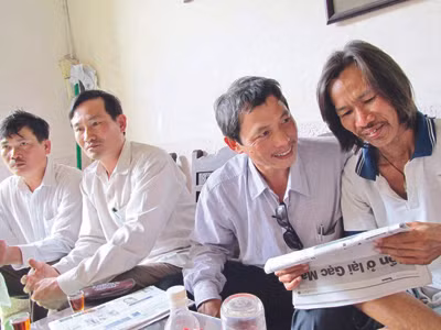 Những đồng đội bên anh Đức sau khi báo Tiền Phong đăng bài. Ảnh : Nam Cường