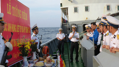 Thả hoa tưởng niệm 9 liệt sĩ tại DK1 