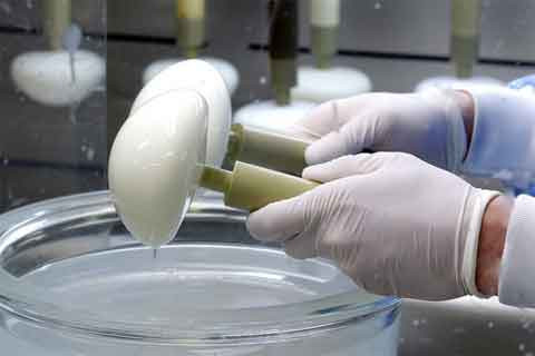 Năm 2010, vụ bê bối PIP – một hãng sản xuất túi silicone có tiếng ở Pháp đã khiến những tín đồ dao kéo “toát mồ hôi hột”. Vì lợi nhuận kinh doanh, PIP đã sử dụng các chất phụ gia công nghiệp để sản xuất túi silicone nâng ngực vốn có tỷ lệ bị nứt rỉ cao. Trong số các khách hàng sử dụng sản phẩm của PIP, có 8 trường hợp bị ung thư, chủ yếu là ung thư vú. Vụ bê bối này đã khiến hàng trăm ngàn phụ nữ từng cấy túi nâng ngực của PIP bấn loạn