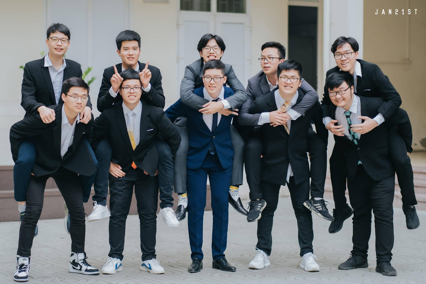 Lò Hải Long (hàng sau, thứ hai từ trái sang) và các bạn trong lớp. Ảnh:NVCC