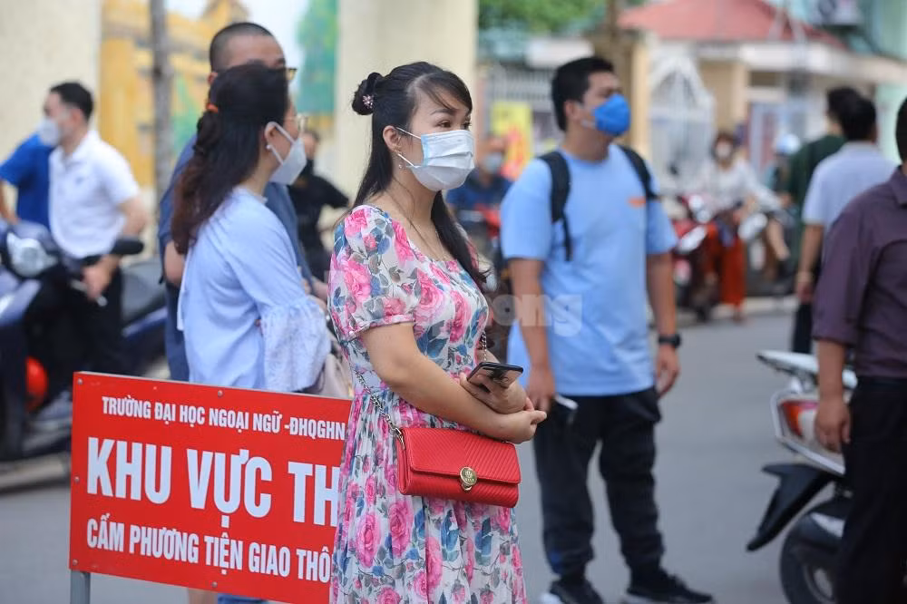 Bên ngoài khu vực thi, nhiều phụ huynh đứng đợi con Bên ngoài khu vực thi, nhiều phụ huynh đứng đợi con