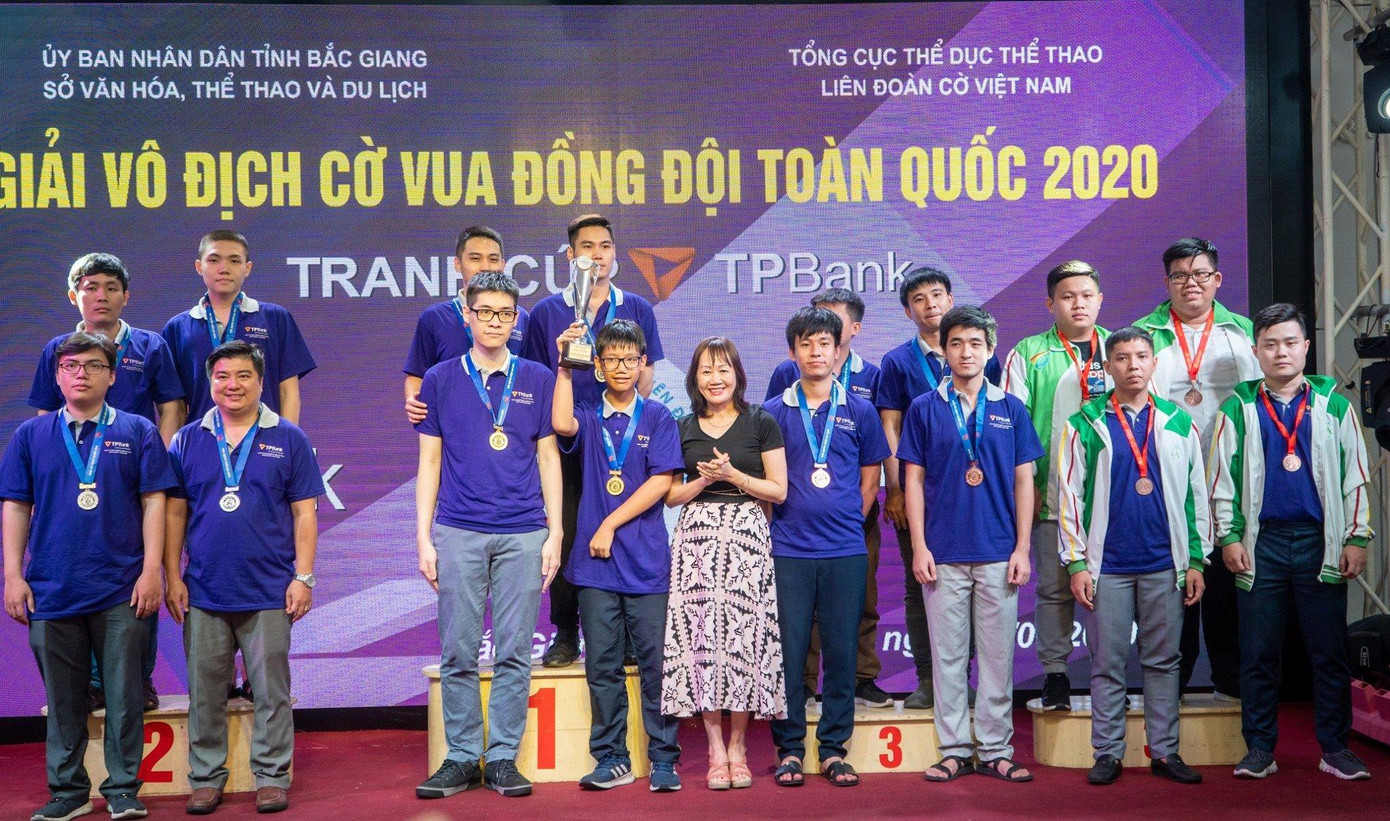 Hoàng Minh Hiếu (cầm cup đứng giữa). Ảnh NVCC Hoàng Minh Hiếu (cầm cup đứng giữa). Ảnh NVCC