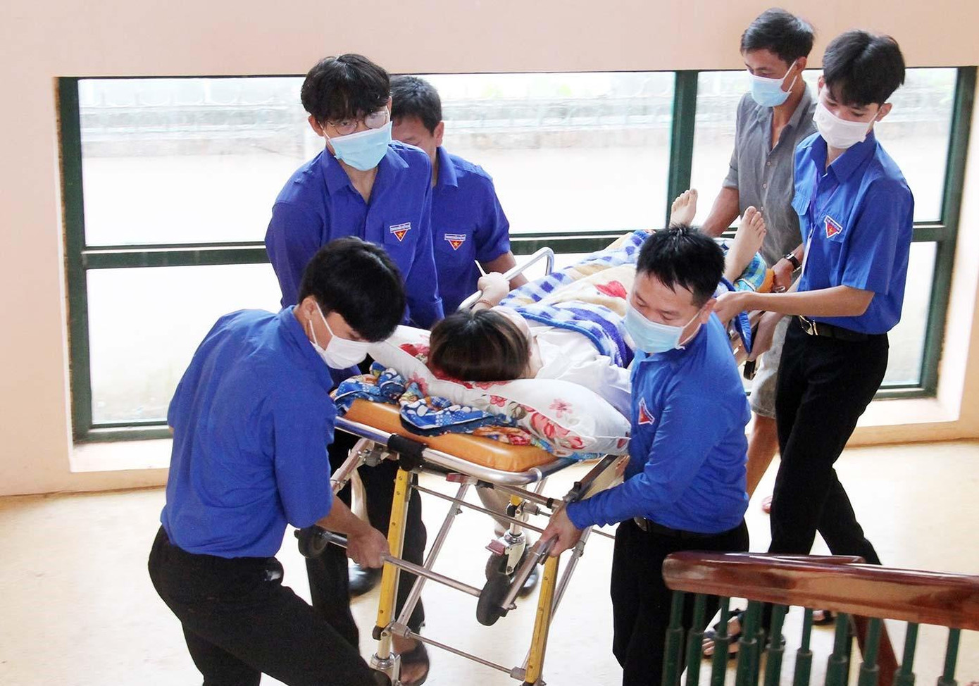 Thí sinh Hà Thanh Trâm được hỗ trợ tuyệt đối đến điểm thi. Ảnh: Bình Phước online