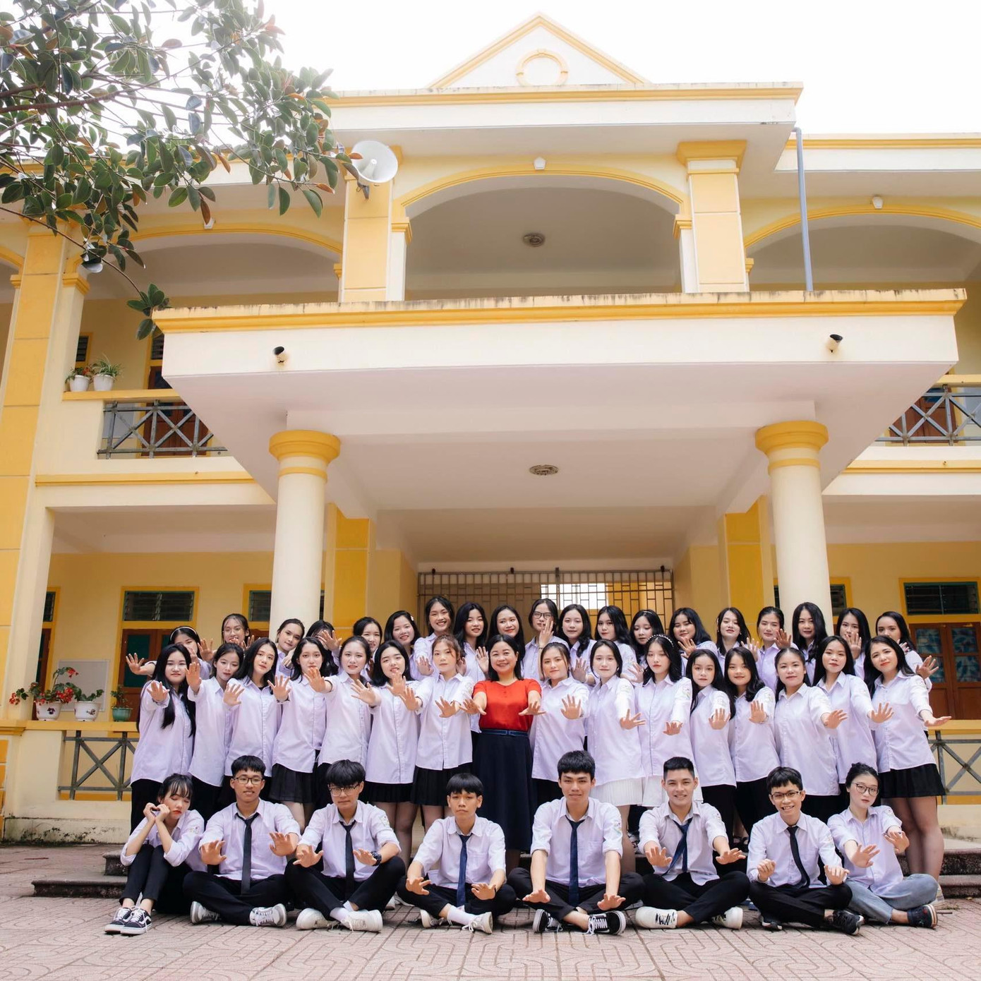 Cô Thùy Dương (áo đỏ) và các học sinh lớp 12D1. Ảnh: NVCC