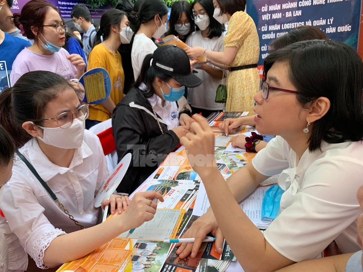 Thí sinh tìm hiểu thông tin các chương trình đào tạo của các trường tại Ngày hội tư vấn tuyển sinh và hướng nghiệp sáng nay, 8/5.