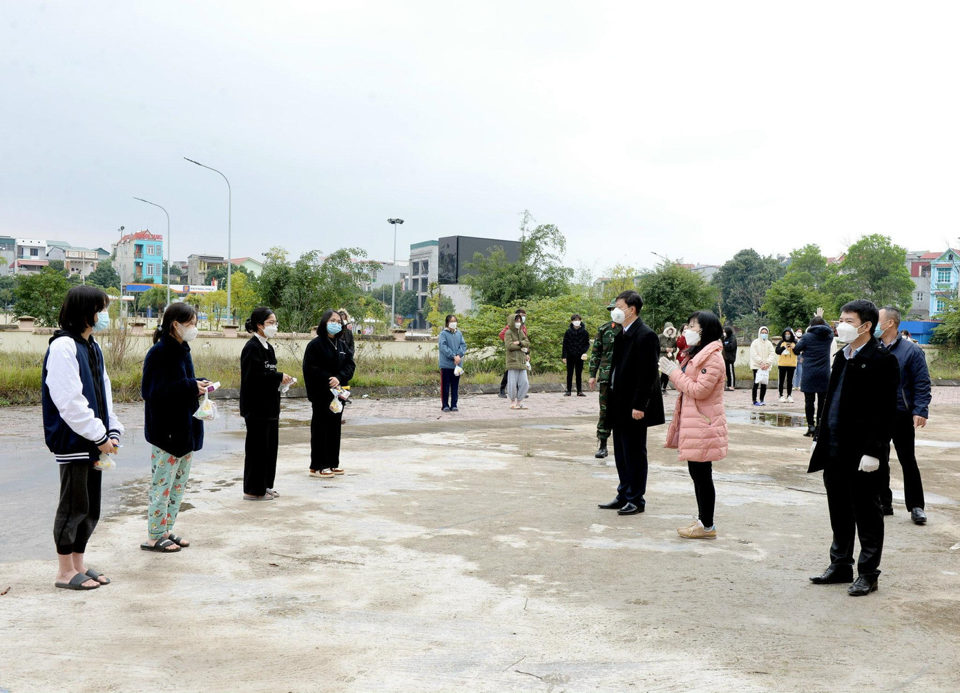 Sinh viên đang là F0 của trường Đại học Kinh tế Quốc dân thực hiện bài tập ngoài trời trong điều kiện giãn cách tại trung tâm QPAN. Ảnh AT Sinh viên đang là F0 của trường Đại học Kinh tế Quốc dân thực hiện bài tập ngoài trời trong điều kiện giãn cách tại trung tâm QPAN. Ảnh AT