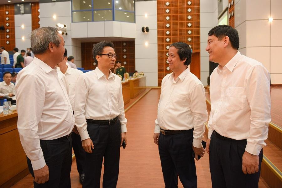 Phó Thủ tướng Vũ Đức Đam trao đổi với Bộ trưởng Bộ Giáo dục và đào tạo Nguyễn Kim Sơn và Chủ nhiệm Ủy ban Văn hóa, Giáo dục Nguyễn Đắc Vinh (ngoài cùng bên phải) tại Hội nghị. Phó Thủ tướng Vũ Đức Đam trao đổi với Bộ trưởng Bộ Giáo dục và đào tạo Nguyễn Kim Sơn và Chủ nhiệm Ủy ban Văn hóa, Giáo dục Nguyễn Đắc Vinh (ngoài cùng bên phải) tại Hội nghị.