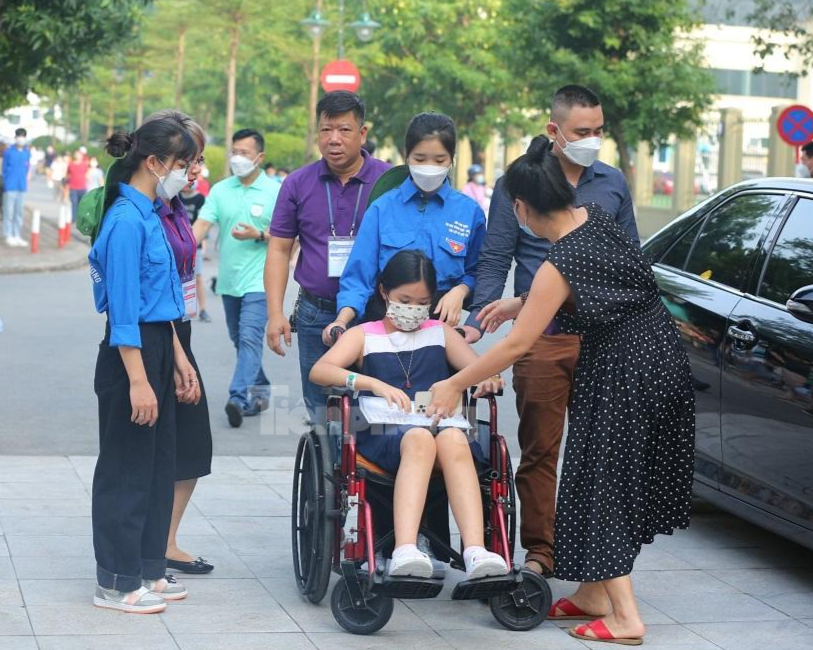 Nhật Linh đến trường thi sáng nay