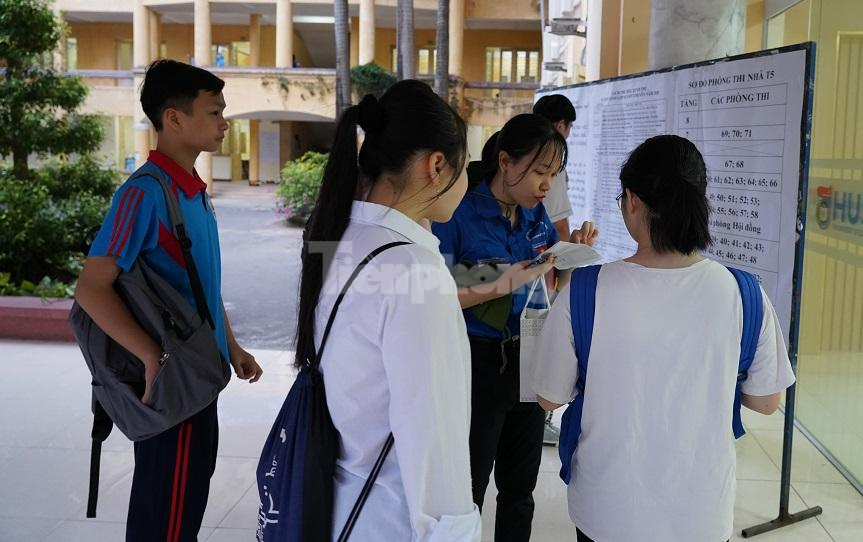 Học sinh thi vào lớp 10 chuyên Khoa học Tự nhiên năm học 2021 - 2022