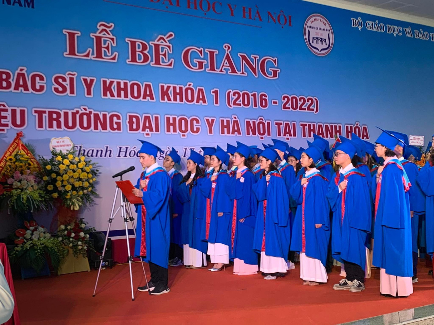 Lời thề thiêng liêng của sinh viên Y khoa trong lễ tốt nghiệp. Ảnh: NH Lời thề thiêng liêng của sinh viên Y khoa trong lễ tốt nghiệp. Ảnh: NH