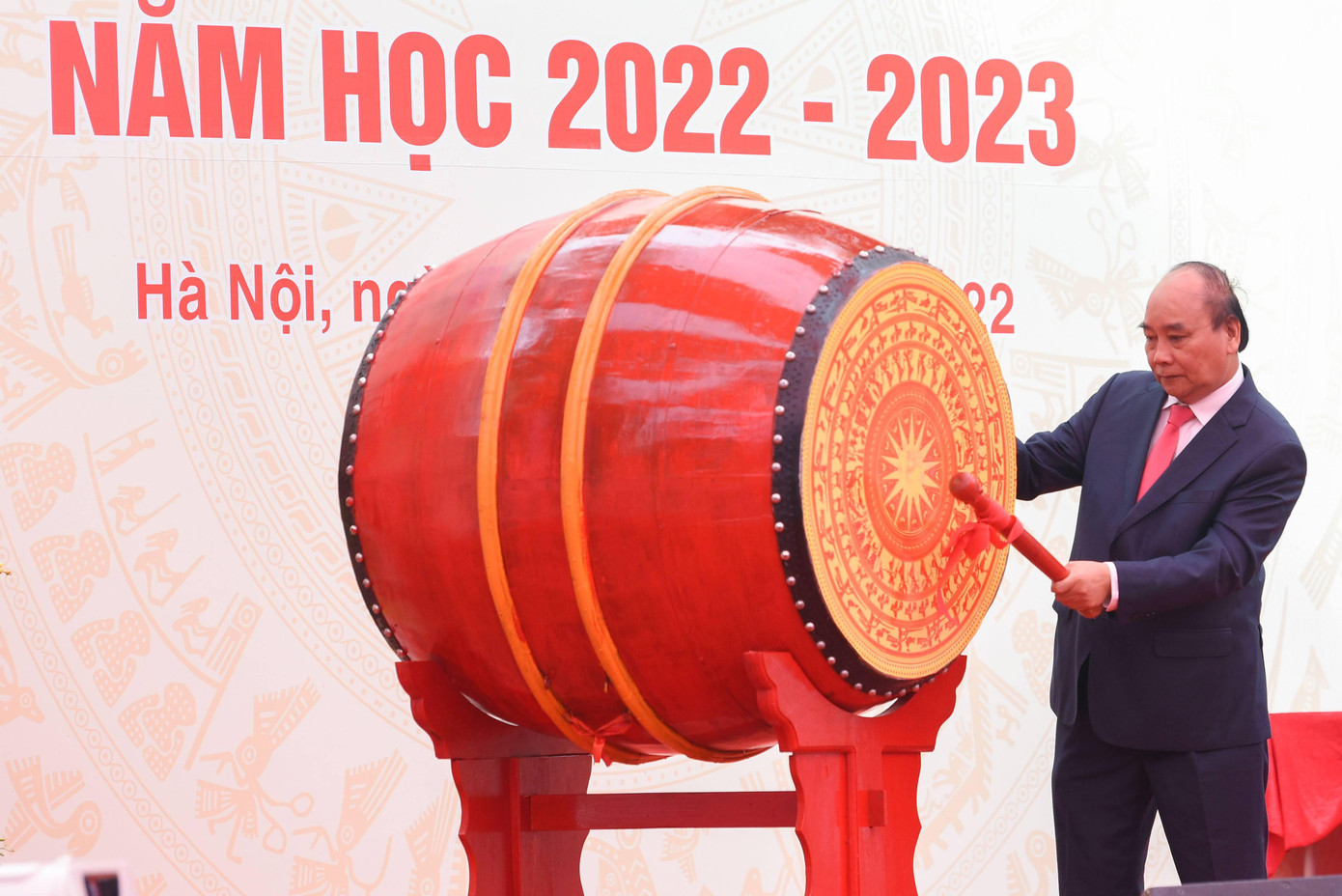 Chủ tịch nước Nguyễn Xuân Phúc đánh trống khai giảng năm học mới 2022- 2023 tại Trường THPT Chuyên Khoa học Tự nhiên, Trường Đại học Khoa học Tự nhiên, Đại học Quốc gia Hà Nội. Chủ tịch nước Nguyễn Xuân Phúc đánh trống khai giảng năm học mới 2022- 2023 tại Trường THPT Chuyên Khoa học Tự nhiên, Trường Đại học Khoa học Tự nhiên, Đại học Quốc gia Hà Nội.
