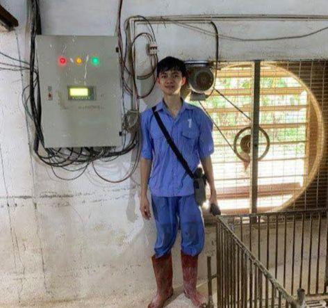 Nguyễn Khắc Tùng, thành viên của nhóm AtFarm_S và hệ thống SACS_V20 tại một trang trại chăn nuôi Nguyễn Khắc Tùng, thành viên của nhóm AtFarm_S và hệ thống SACS_V20 tại một trang trại chăn nuôi