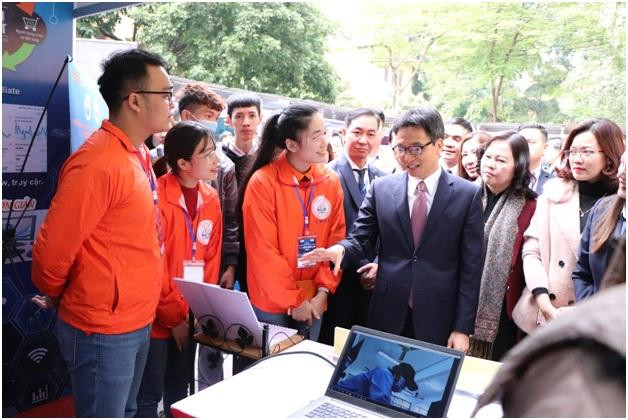 Phó thủ tướng Vũ Đức Đam tham quan gian hàng ý tưởng khởi nghiệp của sinh viên năm 2020 Phó thủ tướng Vũ Đức Đam tham quan gian hàng ý tưởng khởi nghiệp của sinh viên năm 2020