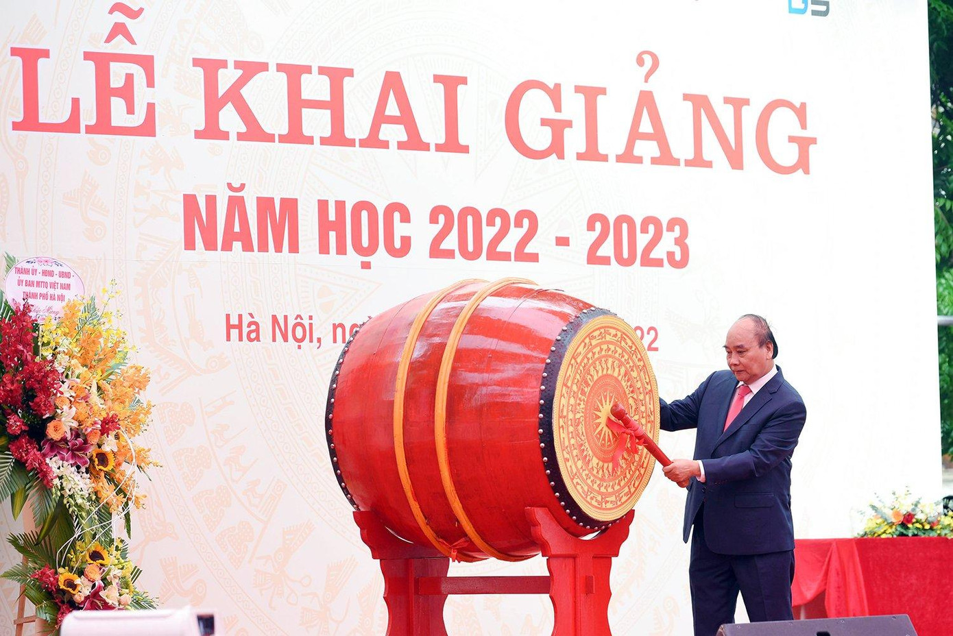 Chủ tịch nước Nguyễn Xuân Phúc đánh trống khai trường. Ảnh Thế Đại Chủ tịch nước Nguyễn Xuân Phúc đánh trống khai trường. Ảnh Thế Đại