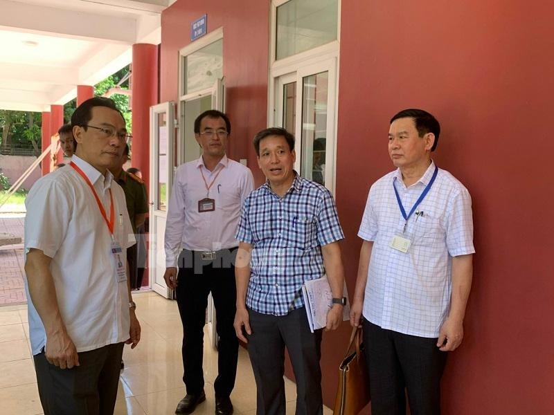 Thứ trưởng Bộ GD&amp;ĐT Hoàng Minh Sơn (ngoài cùng bên trái) đang kiểm tra công tác chuẩn bị thi tại điểm thi trường THPT Nguyễn Duy Trinh, Nghi Lộc, Nghệ An