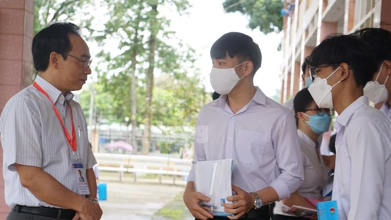 Thứ trưởng Hoàng Minh Sơn động viên, khích lệ thí sinh