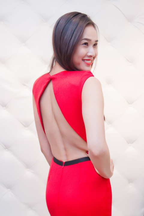 Hoa hậu phụ nữ Việt Nam qua ảnh Dương Mỹ Linh khoe lưng trần hút hồn khi tới chung vui với Trương Thanh Long