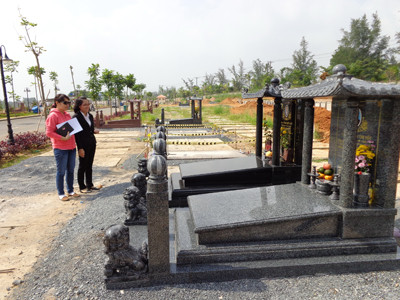 Chị Thiện (trái) đang cân nhắc để đầu tư 