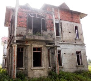 Những căn biệt thự xây dở dang phơi nắng mưa lâu ngày trông như phế tích