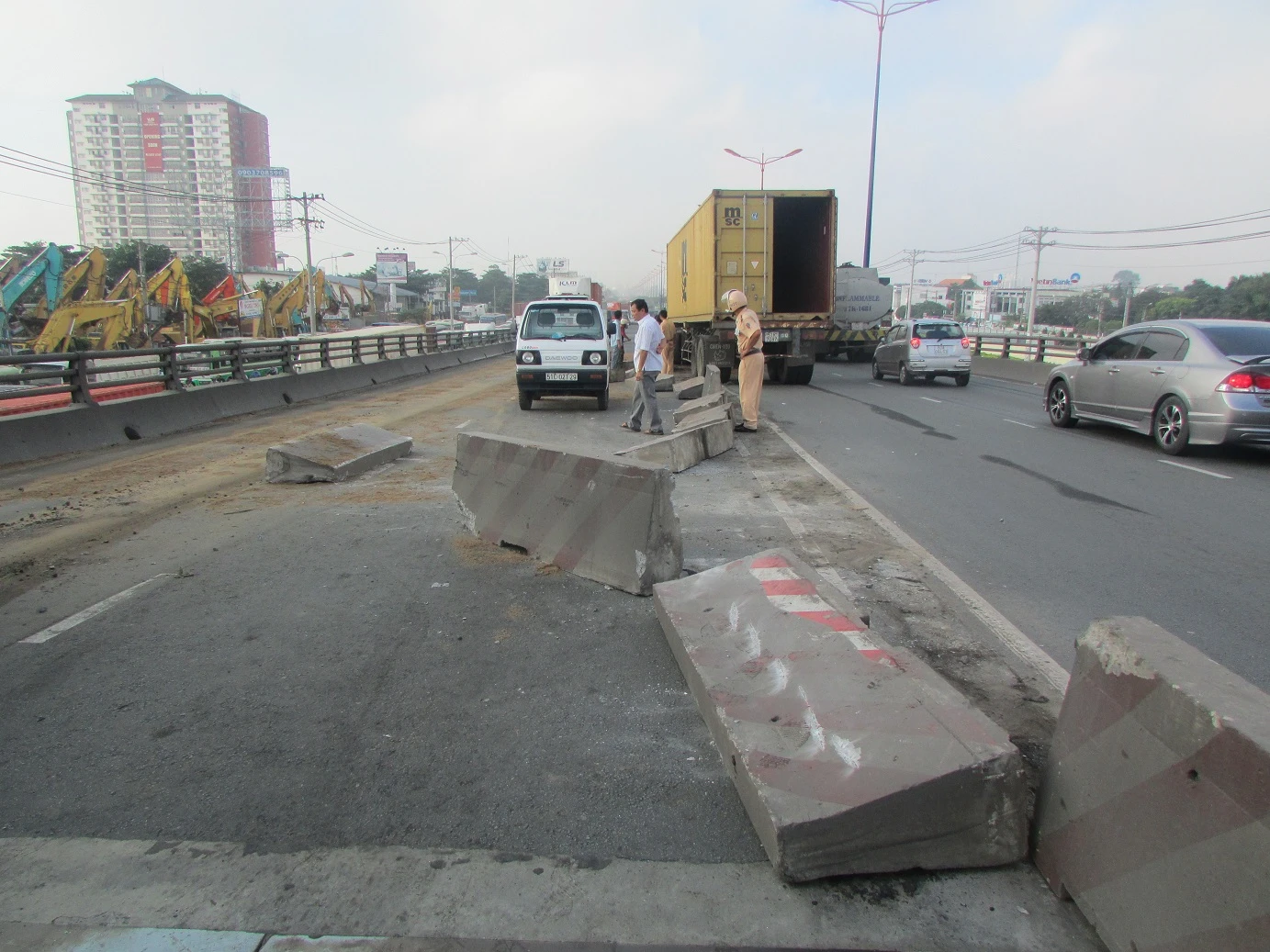 Hơn 50 mét dải phân cách bị tông văng khắp đường