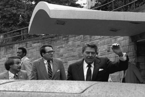 Vụ Tổng thống Reagan bị ám sát hụt: Ngày 30/3/1981, mới 69 ngày sau khi đảm nhiệm vai trò người đứng đầu nước Mỹ, Tổng thống Ronald Reagan bị ám sát hụt tại Thủ đô Washington D.C. Tay súng John Hinckley Jr liên tiếp xả đạn vào vị tổng thống khiến ông bị đạn găm vào phổi, làm thủng phổi. Vị tổng thống tài ba và được người dân Mỹ yêu mến này đã may mắn sống sót. Lực lượng bảo vệ tổng thống cũng sơ suất trong sự việc này. Thường thường, Mật vụ có nhiệm vụ không cho phép mọi người tới gần tổng thống nếu những người đó không được kiểm tra kỹ