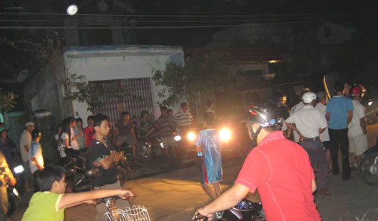 Các chủ nợ kéo đến nhà Tuấn- Minh đòi nợ, đập phá làm mất ANTT