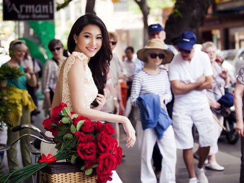 Hoa hậu Thu Thảo rực rỡ xuống phố ngày xuân. Hoa hậu Thu Thảo rực rỡ xuống phố ngày xuân
