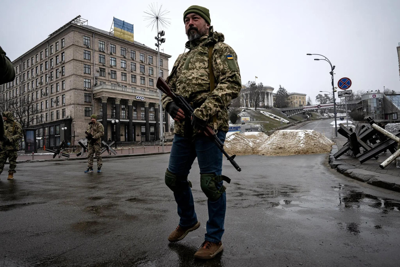 Lực lượng an ninh bảo vệ Quảng trường Maidan ở Kiev hôm 2/3, khi các lực lượng Nga và Ukraine giao tranh ở ngoại ô thành phố. Ảnh: New York Times. Lực lượng an ninh bảo vệ Quảng trường Maidan ở Kiev hôm 2/3, khi các lực lượng Nga và Ukraine giao tranh ở ngoại ô thành phố. Ảnh: New York Times.