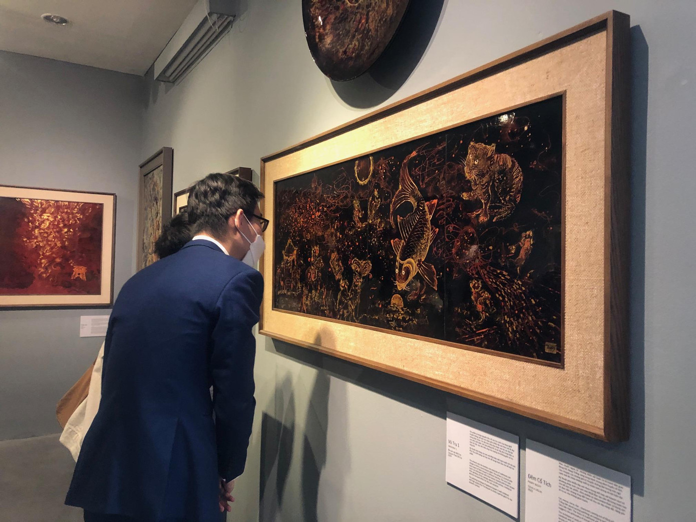 Khách dự triển lãm sáng 25/3 ngắm bức "Đêm cổ tích" của họa sĩ Triệu Khắc Tiến. Ảnh: Thái An. Khách dự triển lãm sáng 25/3 ngắm bức "Đêm cổ tích" của họa sĩ Triệu Khắc Tiến. Ảnh: Thái An.