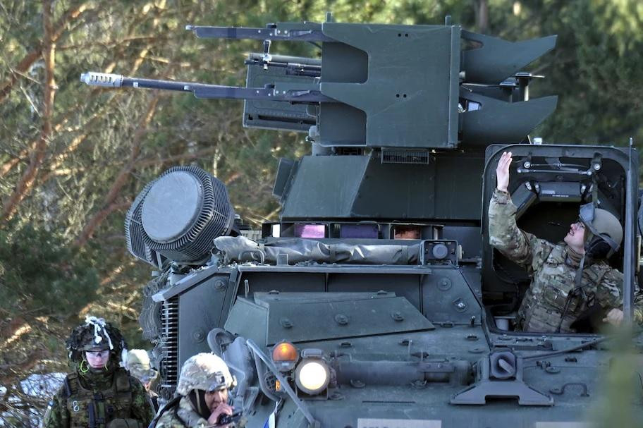 Lính Mỹ chuẩn bị bắn tên lửa Stinger từ xe chiến đấu bọc thép Stryker trong cuộc tập trận hôm 10/3 ở Estonia. Ảnh: EPA-EFE. Lính Mỹ chuẩn bị bắn tên lửa Stinger từ xe chiến đấu bọc thép Stryker trong cuộc tập trận hôm 10/3 ở Estonia. Ảnh: EPA-EFE.